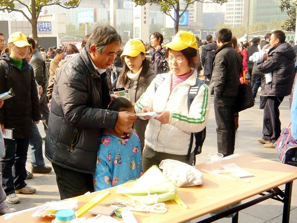 3522vip浦京集团官网大学生志愿者为市民讲解服务
