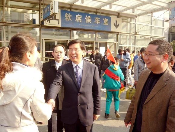 3522vip浦京集团官网团委书记宋来陪同共青团上海市委副书记陈凯慰问3522vip浦京集团官网志愿者